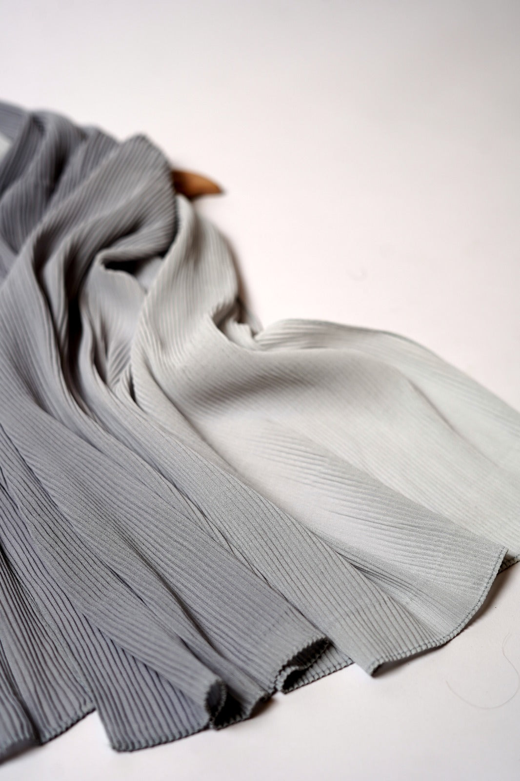 Ombre Pleated Hijab-Grey Graphite